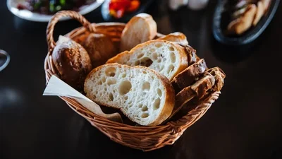 ¿Es legal cobrar el pan en los restaurantes?