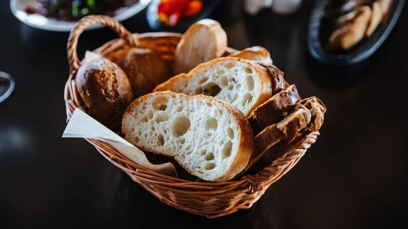 ¿Es legal cobrar el pan en los restaurantes?