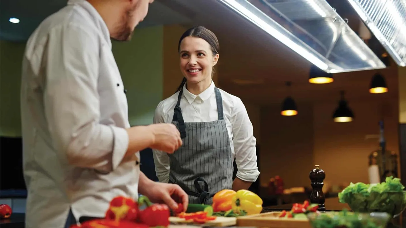 ¿Qué hace un ayudante de cocina? Funciones y tareas