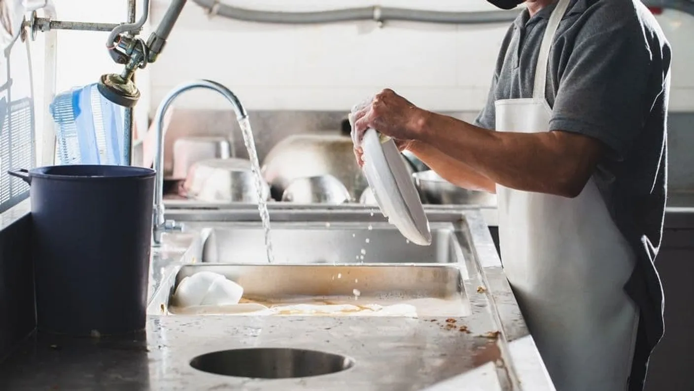 Funciones del lavaplatos en un restaurante