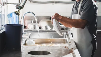 Funciones del lavaplatos en un restaurante