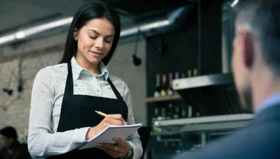 ¿Cuánto gana un camarero en España? Salario medio 2025