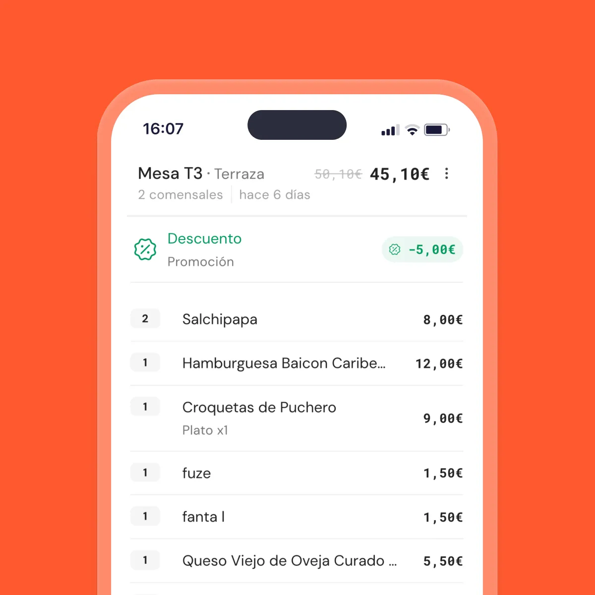 Camarero tomando comanda desde su móvil en la mesa del cliente