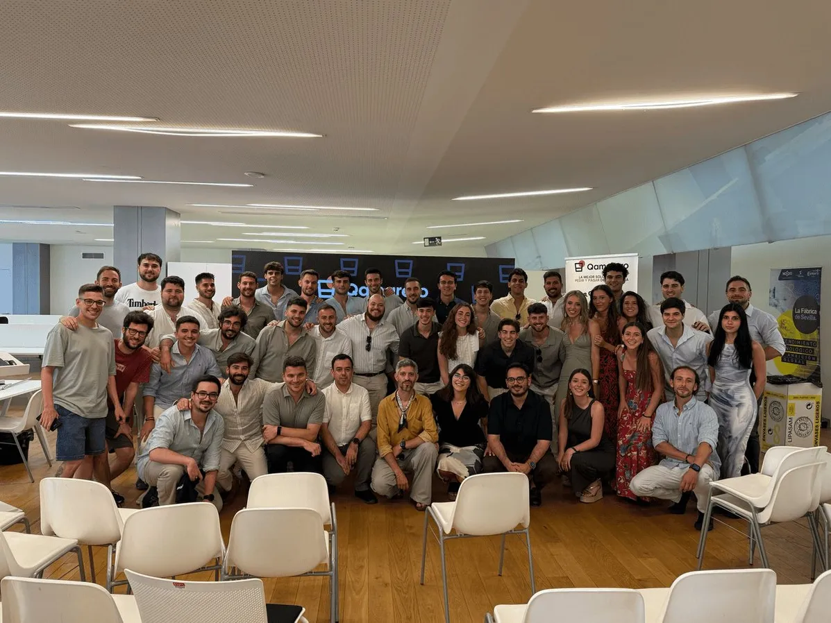 Equipo de Qamarero en la oficina de Sevilla — hosteleros y desarrolladores creando el software de gestión para restaurantes